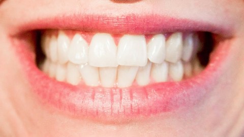 TOP 8 DIY TO GET A BRIGHT WHITE SMILE NATURALLY AT HOME