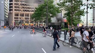 Morador filma incêndio da Starbucks em Filadélfia