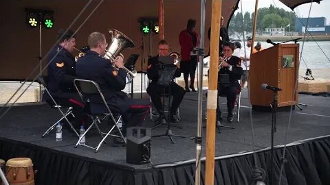 Kranslegging en herdenking 150 jaar slavernij met toespraken en kransen herdacht in Rotterdam