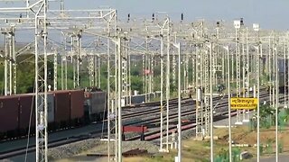 Incredible India 🇮🇳Double-stacked Freight Trains cross each other on India's Dedicated Freight