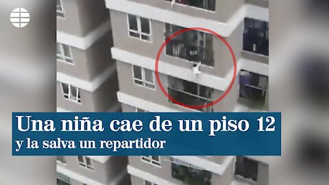 TITULO…Un repartidor salva a una niña de tres años que cayó de un piso 12