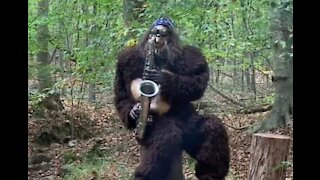 O 'Pé-Grande' existe; veja a criatura tocando saxofone na floresta!