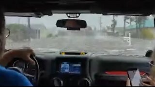 VERY SHORT CLIP HURRICANE IAN Neighbors fleeing on our flooded street Cape Coral Fl.