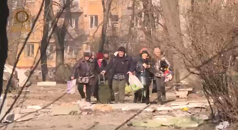 Central Mariupol: Chechen soldiers evacuate civilians under live fire