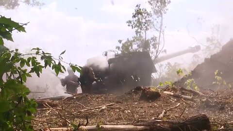 152 mm MSTA-B howitzer fire mission to destroy Ukrainian military vehicles and positions