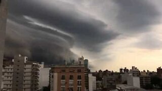 Nuvem cumulonimbus registrada em time-lapse na Argentina