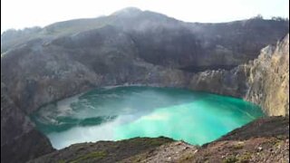 インドネシアの信じられない色のついた湖