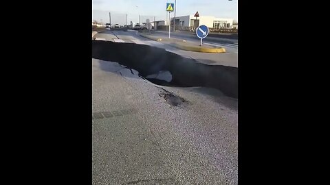 Video shows massive crack emanating steam in the center of Grindavik town
