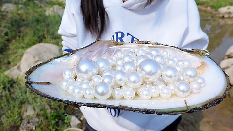 The mussels are filled with large white pearls, each crystal clear, and the price will be higher