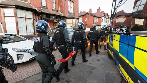 UK - 'IT'S A DISGRACE!' As UK Police Officers Filmed Serving Drinks To Islamic Protesters!