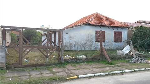 duas casas e uma garagem abandonadas uma casa ainda com móveis muito antigo