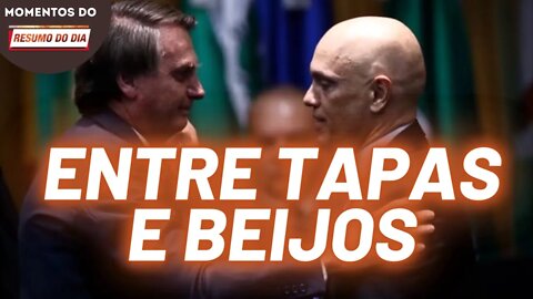 Bolsonaro e Alexandre de Moraes se abraçam por detrás das turras | Momentos