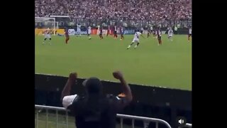 Policial comemorando gol do Vasco