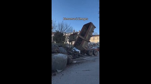 Limoges FR: Council Gets The Rural Smell Closer Than They Expected, Farmers Continue Their Protest