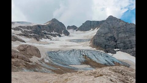 Alpine glacier collapses in Italy, 6 dead and 10 missing. The moment the glacier breaks off