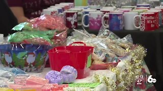 Hollapalooza event helps people get in the holiday spirit
