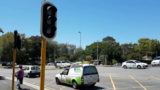 SOUTH AFRICA - Cape Town - Traffic lights out due to loadshedding at corner Paradise Rd and M3 (Video) (X4N)