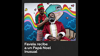 Un Papá Noel poco convencional visita en Río de Janeiro la favela Ciudad de Dios