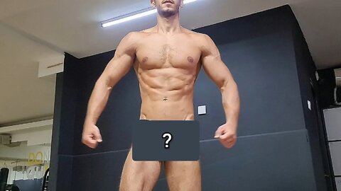 Bodybuilder shows ALL Muscles in a Public Gym 😲