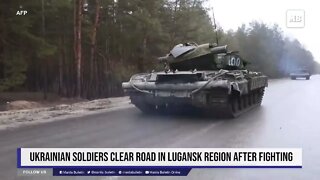 Ukrainian soldiers clear road in Lugansk region after fighting soldados ucrainos no meio da guerra