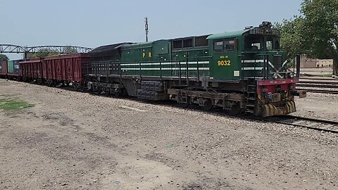 GEU 40 Leads Freight Train Pakistan Railways