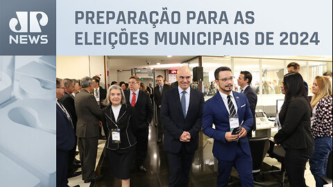 Alexandre de Moraes visita ambiente de teste público da urna 2023