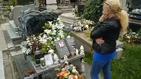 Mama przy Grobie Syna Eryka Romanowskiego zabitego w Zamościu. Trudno Żyć Tym co Zostali link pod fi