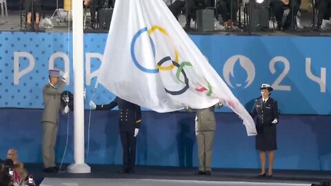 Během zahajovacího ceremoniálu v Paříži byla olympijská vlajka vytažena na žerď vzhůru nohama!