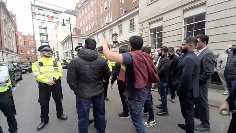 Protesters taunt Each other After imran Khan's vote of no confidence #metpolice