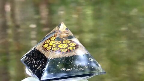 Pyramide Orgonite Tourmaline Noire et Cristal de Roche | 1 minute de relaxation au bord de l'eau