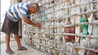 El hombre que construye su casa con botellas en El Carmen de Bolívar