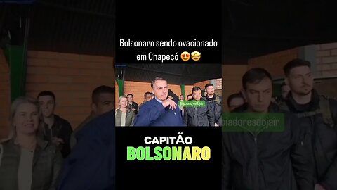 O MITO SENDO OVACIONADO