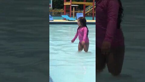 Brincando na piscina [ criança feliz ] Playing in the pool [happy child] 在游泳池玩耍[快乐的孩子] プールで遊ぶ[幸せな子供]