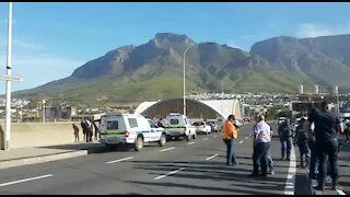 South Africa - Cape Town - Taxi Drivers Block Roads (Video) (oEV)