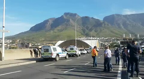 South Africa - Cape Town - Taxi Drivers Block Roads (Video) (oEV)