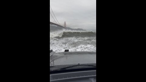 Big waves under the Golden Gate Bridge