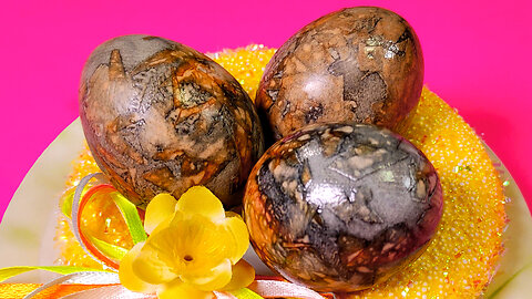 Dyeing Easter Eggs in Hibiscus with Onion and Garlic Skins