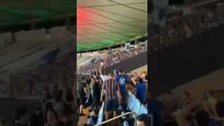 Torcida do Cruzeiro calando a do Flu no Maracanã