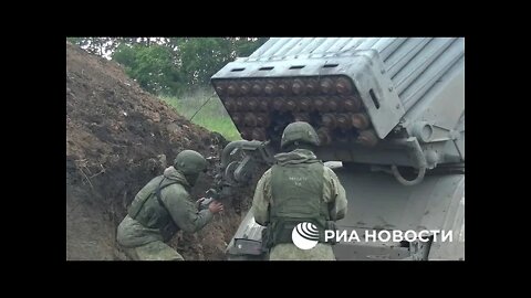 Russian BM-21 "Grad" MLRS In Action
