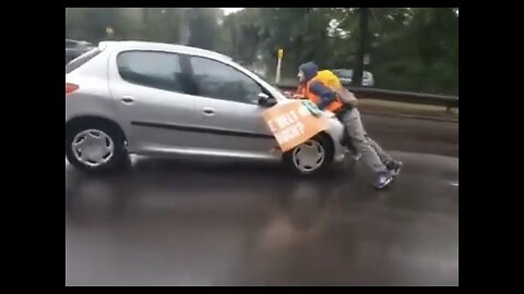 CRAZY GLOBALIST CLIMATE CHANGE ACTIVIST🎭🚗🛗🛻BLOCKS BUSY ROAD TRAFFIC🚧🚻🚙🚹🚕🐚💫