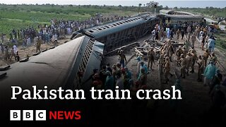 Dozens killed as Pakistan express train derails - BBC News