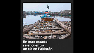 Pescadores se quejan de un río contaminado en la ciudad paquistaní de Karachi