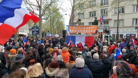 Manifestation contre le pass vaccinal Place Pierre Laroque à Paris le 02/04/2022 - Vidéo 3