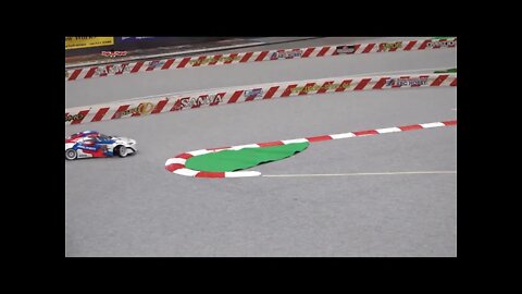 Carros de brinquedos com controle remoto em uma pista de corrida | Toy Cars | 2021