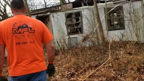 Exploring abandoned mobile home & 8 acre Illinois property