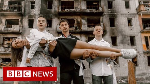 Ukraine_high_school_students_pose_in_prom_dresses_among_ruins_-_98BBC