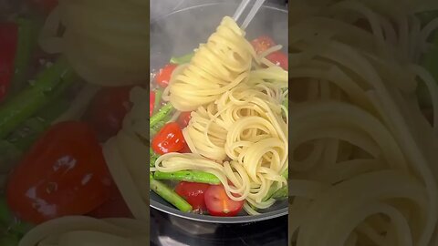 Pasta with asparagus and cherry tomatoes