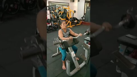 EZ Bar Reverse Preacher Curl May Tita