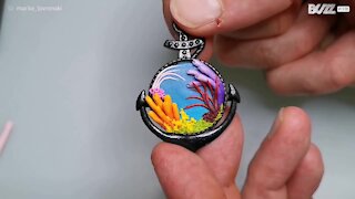 Cet artiste crée un pendentif minuscule et complexe