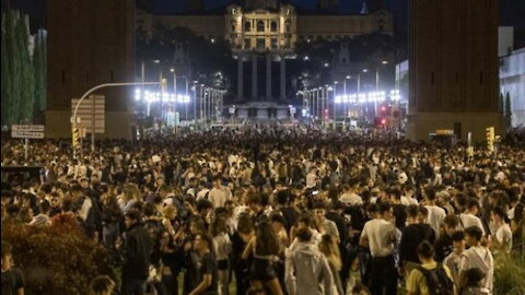 Comercios saqueados, motos quemadas y mobiliario urbano destrozado en botellón en Barcelona